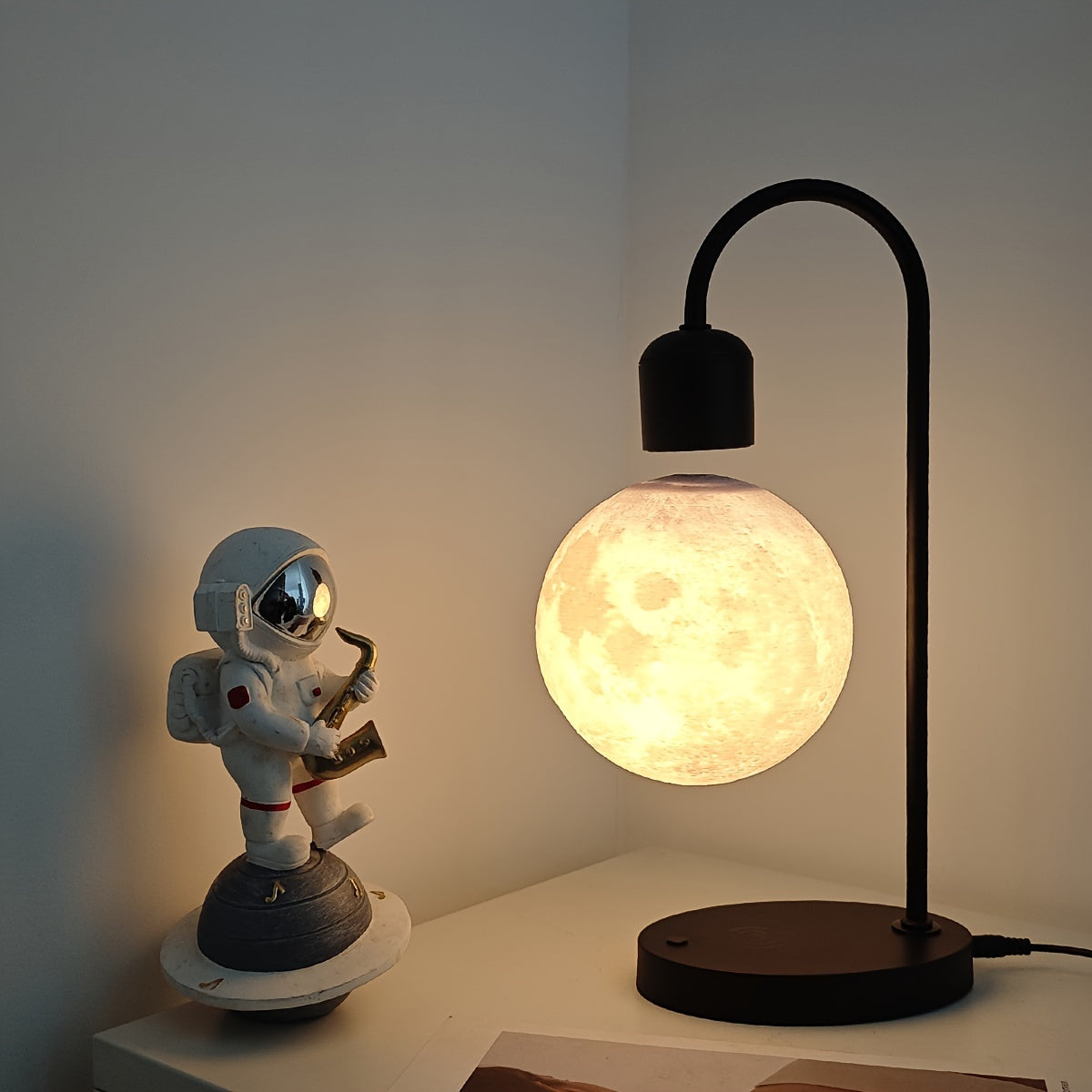 1pc Magnetic Floating Moon Lamp, Table Lamp, Desk Lamp, 15w Wireless Phone Charger, 3-color Adjustable, 3D Moon Light Touch Control, Floating, Atmosphere Night Light, Christmas, Holiday Or Birthday Gift